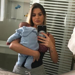 Andressa Suita posa com o filho, Gabriel: 'Domingo tranquilo'