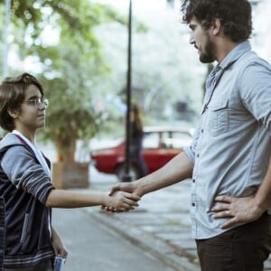 Nas próximas semanas da série 'Os Dias Eram Assim', Renato (Renato Góes) descobrirá que Lucas (Xande Valois) é seu filho