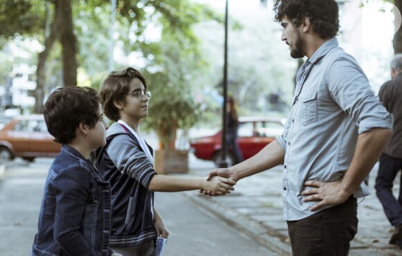 Nas próximas semanas da série 'Os Dias Eram Assim', Renato (Renato Góes) descobrirá que Lucas (Xande Valois) é seu filho