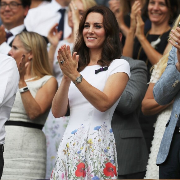 O modelo escolhido por Kate Middleton pertence à grife londrina Catherine Walker & Co.