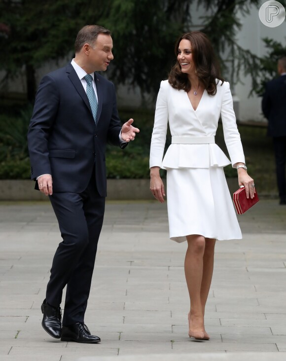 Kate Middleton exibiu look peplum Alexander McQueen ao se encontrar com o presidente da Polônia, Andrzej Duda, nesta segunda-feira, 17 de julho de 2017