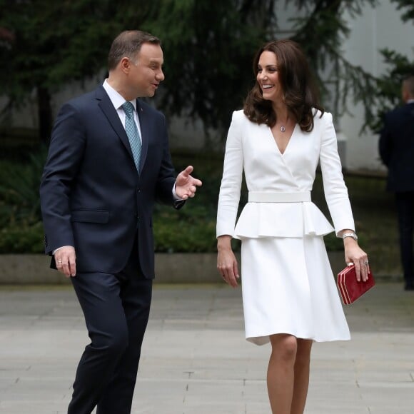 Kate Middleton exibiu look peplum Alexander McQueen ao se encontrar com o presidente da Polônia, Andrzej Duda, nesta segunda-feira, 17 de julho de 2017