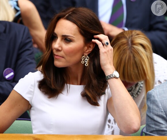 Kate Middleton deixou o brinco de ouro à mostra ao assistir à final de tênis no torneio de Wimbledon, em Londres, em 16 de julho de 2017