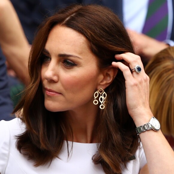 Kate Middleton deixou o brinco de ouro à mostra ao assistir à final de tênis no torneio de Wimbledon, em Londres, em 16 de julho de 2017