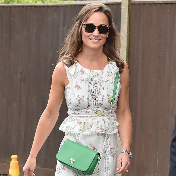 Pippa Middleton, irmã de Kate Middleton, também optou por um vestido com estampa floral para ir ao no torneio de Wimbledon, em Londres, em 16 de julho de 2017