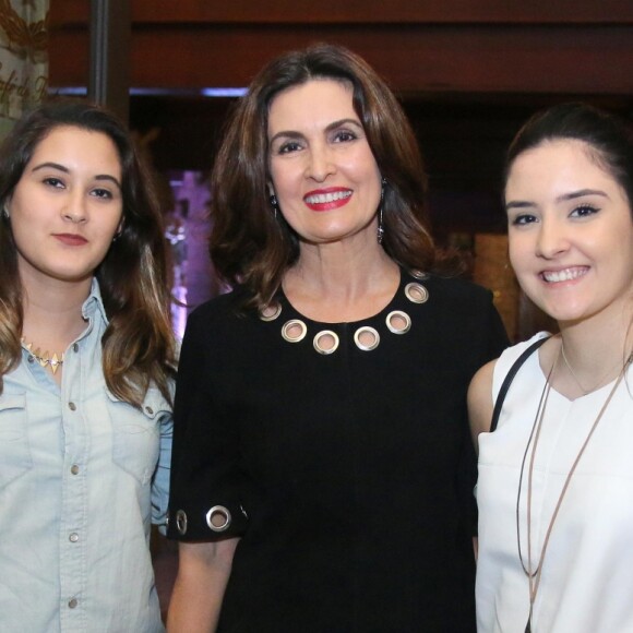 Filhas de Fátima Bernardes, Laura e Beatriz mostraram estilo em passeios por Nova York