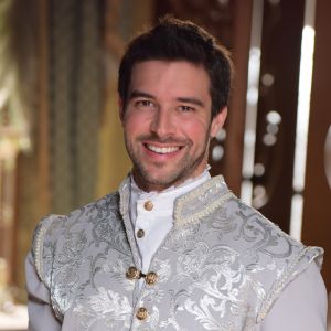 Enrico (Bernardo Velasco) é o príncipe que não se interessa pelos assuntos do governo embora seja o herdeiro do trono. Vai se apaixonar por Pietra (Rayanne Morais), na novela 'Belaventura'