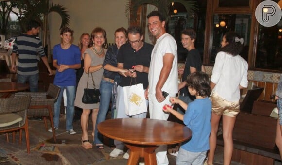 Adriana Esteves e Marco Ricca comemoram o aniversário de 12 anos do filho deles, Felipe, com familiares e amigos, como Rodrigo Lombardi, em uma churrascaria do Rio de Janeiro, em 21 de janeiro de 2013