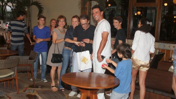 Adriana Esteves e o ex Marco Ricca comemoram aniversário do filho, Felipe
