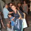 Adriana Esteves sai da churrascaria com o filho caçula, Vicente