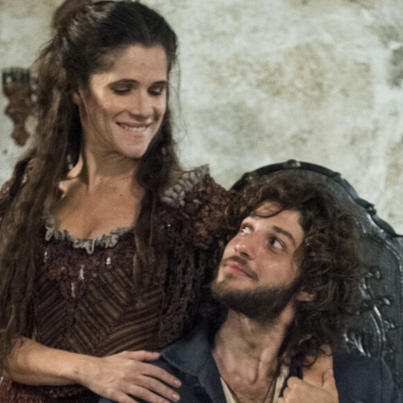 Elvira (Ingrid Guimarães) e Joaquim (Chay Suede) ficam presos juntos, na novela 'Novo Mundo'