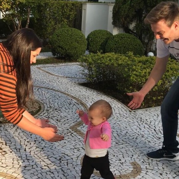 Thais Fersoza, mulher de Michel Teló, mostrou os primeiros passos da filha, Melinda, nesta segunda-feira, 17 de julho de 2017