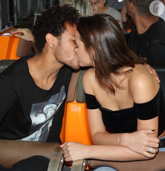 Fã compartilha vídeo de beijo de Bruna Marquezine em Neymar e jogador curte