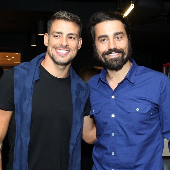 Cauã Reymond posa com Ricardo Pereira na pré-estreia do longa "Love Film Festival", no Espaço Itaú de Cinema, em Botafogo, Zona Sul do Rio de Janeiro, na noite de segunda-feira, 17 de julho de 2017