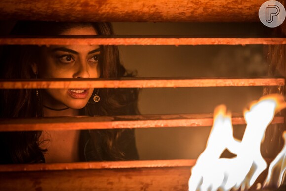 Bibi (Juliana Paes) confessa a Caio (Rodrigo Lombardi) que provocou o incêndio no restaurante, na novela 'A Força do Querer'