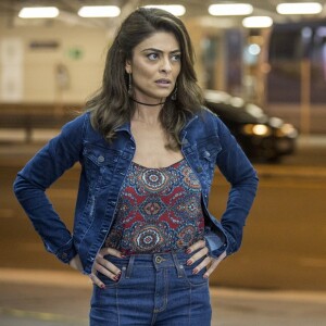 Bibi (Juliana Paes) é intimada novamente a depor no caso do incêndio por causa de um funcionário do posto em que ela comprou gasolina para cometer o crime, na novela 'A Força do Querer'