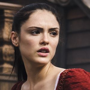 Anna (Isabelle Drummond) aparece de espada em punho e impede Thomas (Gabriel Braga Nunes) de matar Joaquim (Chay Suede), na novela 'Novo Mundo'