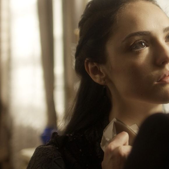 Anna (Isabelle Drummond) ameaça matar Thomas (Gabriel Braga Nunes), na novela 'Novo Mundo'