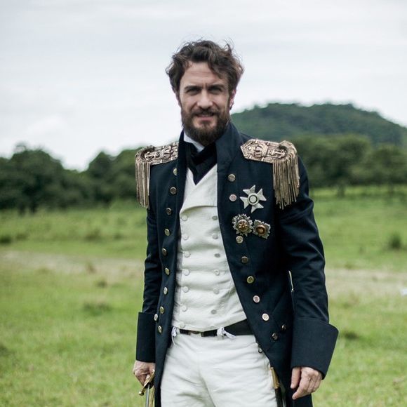 Thomas (Gabriel Braga Nunes) se prepara para matar Joaquim (Chay Suede), na novela 'Novo Mundo'