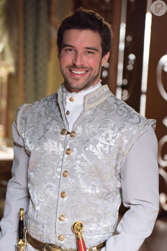 Enrico (Bernardo Velasco) usa o colar de Pietra (Rayanne Morais) durante festa no palácio, no capítulo de quinta-feira, 27 de julho de 2017, da novela 'Belaventura'