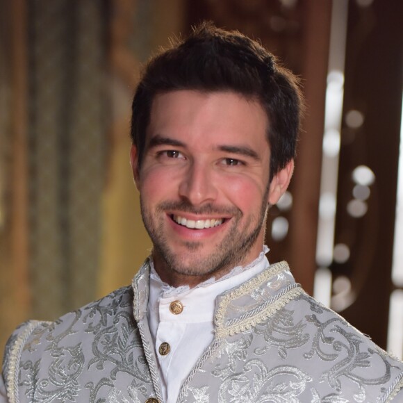 Enrico (Bernardo Velasco) usa o colar de Pietra (Rayanne Morais) durante festa no palácio, no capítulo de quinta-feira, 27 de julho de 2017, da novela 'Belaventura'