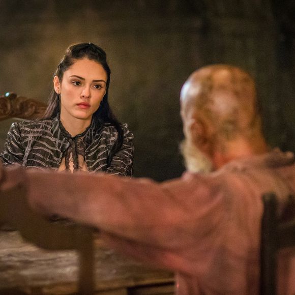 Anna (Isabelle Drummond) surpreende Fred (Leopoldo Pacheco) com o que sabe sobre Thomas (Gabriel Braga Nunes), na novela 'Novo Mundo', a partir de 24 de julho de 2017