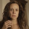 Amália (Vanessa Gerbelli) se emociona com a descrição da joia que Cecília (Isabella Dragão) ganhou da mãe, na novela 'Novo Mundo'