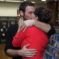 Fabiula Nascimento troca beijos com namorado, Emilio Dantas, em evento. Fotos!
