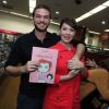 Fabiula Nascimento posou com namorado, Emilio Dantas, em lançamento de coleção de livros infantis nesta terça-feira, 18 de julho de 2017