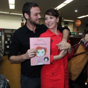Fabiula Nascimento foi prestigiada pelo namorado, Emilio Dantas, em lançamento de coleção de livros infantis