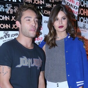 Camila Queiroz posa com Ed Westwick, o Chuck Bass de 'Gossip Girl' em evento da grife John John