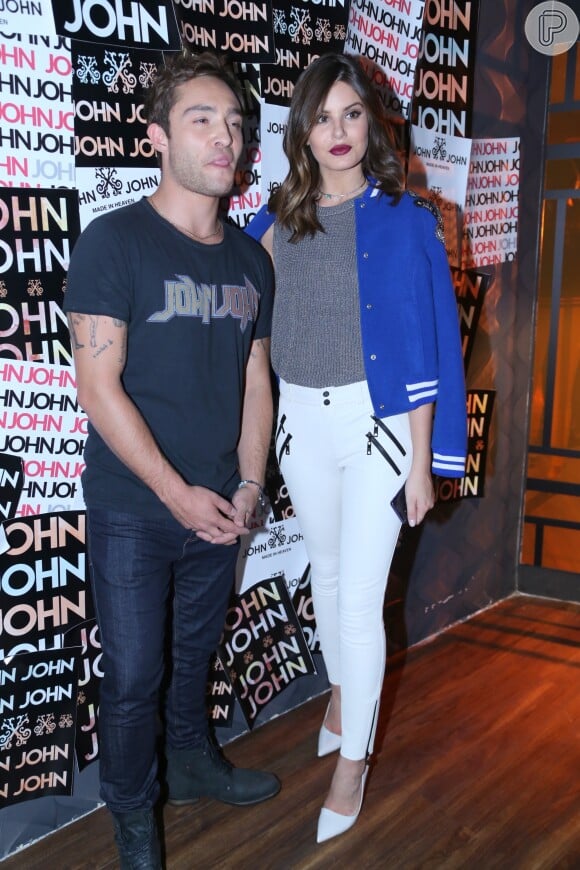 Camila Queiroz posa com Ed Westwick, o Chuck Bass de 'Gossip Girl' em evento da grife John John