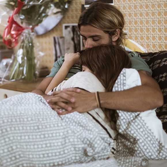 Antes de ser diagnosticada com o vírus do HIV, Nanda (Julia Dalavia) ainda aceita o carinho de Caíque (Felipe Simas) na série 'Os Dias Eram Assim'