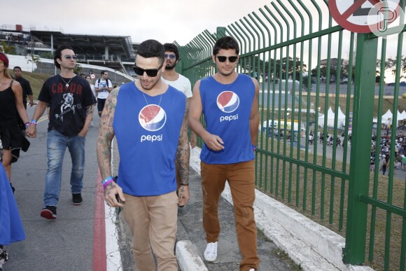 Foto: Felippe Titto e Bruno Gissoni apostaram em calças claras e óculos  escuros para ir ao evento - Purepeople