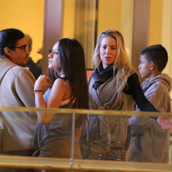 Danielle Winits e André Gonçalves levaram filhos ao cinema na noite desta terça-feira, 18 de julho de 2017, no shopping Village Mall, na Barra da Tijuca, na Zona Oeste do Rio de Janeiro