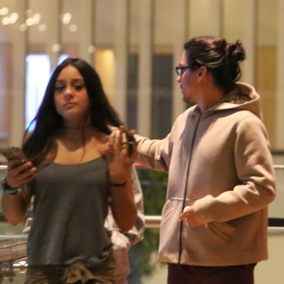 Danielle Winits e André Gonçalves levaram alguns filhos ao cinema, no shopping Village Mall, na Barra da Tijuca