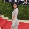 Kylie Jenner apostou em look Balmain todo bordado em pedrarias e sapatos Aquazurra no Met Gala, em Nova York, no dia 2 de maio de 2016