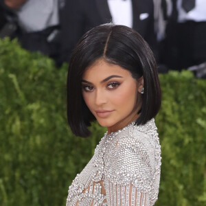 Kylie Jenner apostou em look Balmain todo bordado em pedrarias e sapatos Aquazurra no Met Gala, em Nova York, no dia 2 de maio de 2016