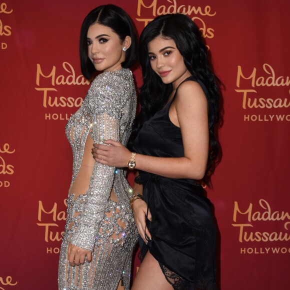 Kylie Jenner trolla família ao ganhar estátua e causou dúvidas de quem seria a verdadeira socialite
