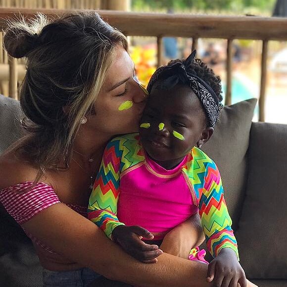 Giovanna Ewbank gostava de comprar roupas de menino mas agora está amando comprar roupas para a filha, Títi