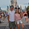 Larissa Manoela está passeando na Disney com o namorado, Thomaz Costa