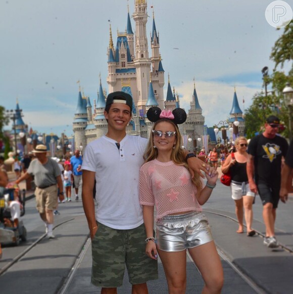 Larissa Manoela está passeando na Disney com o namorado, Thomaz Costa