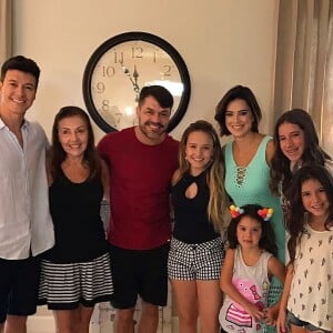 Larissa Manoela posou com a família de Rodrigo Faro nos Estados Unidos