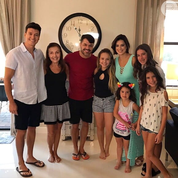 Larissa Manoela posou com a família de Rodrigo Faro nos Estados Unidos
