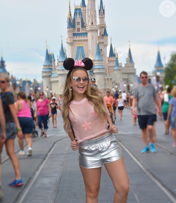A atriz Larissa Manoela está curtindo dias de folga na Disney