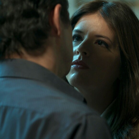 Maria Pia (Mariana Santos) beija Malagueta (Marcelo Serrado) na novela 'Pega Pega', em 28 de julho de 2017