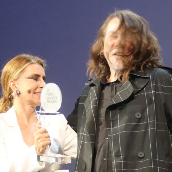 Lenini também foi premiado e recebeu seu troféu das mãos de Maitê Proença