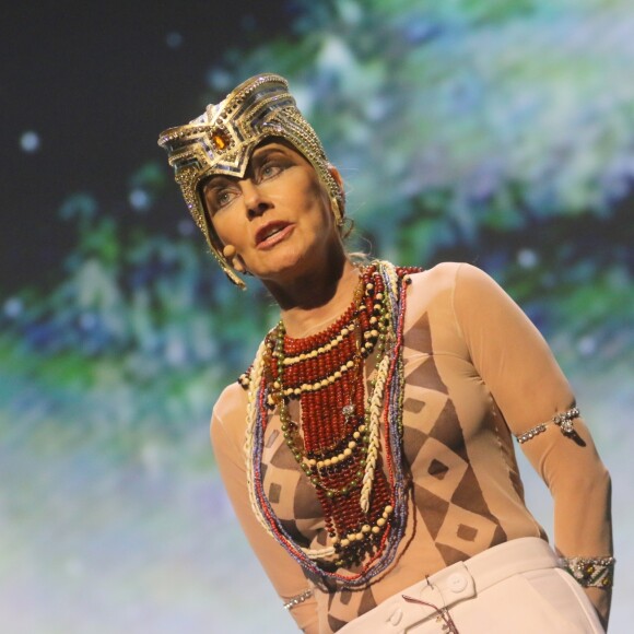 Maitê Proença apareceu com figurino e maquiagem semelhantes ao de Ney Matogrosso