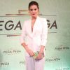 Na festa de lançamento da novela 'Pega Pega', em que interpreta a personagem Luisa, Camila Queiroz usou conjunto de calça e blazer brancos