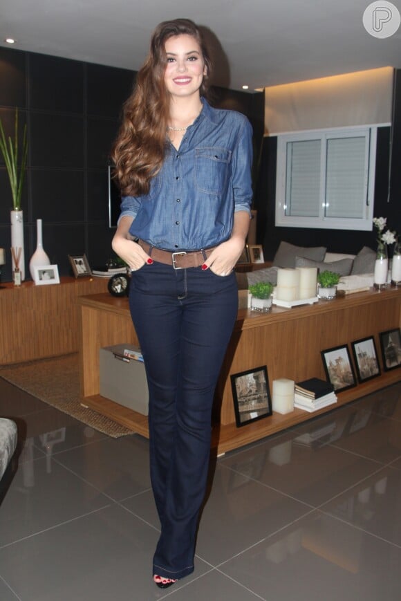 Quando ainda estava com os cabelos compridos, Camila Queiroz apostou na combinação de calça jeans com camisa do mesmo material